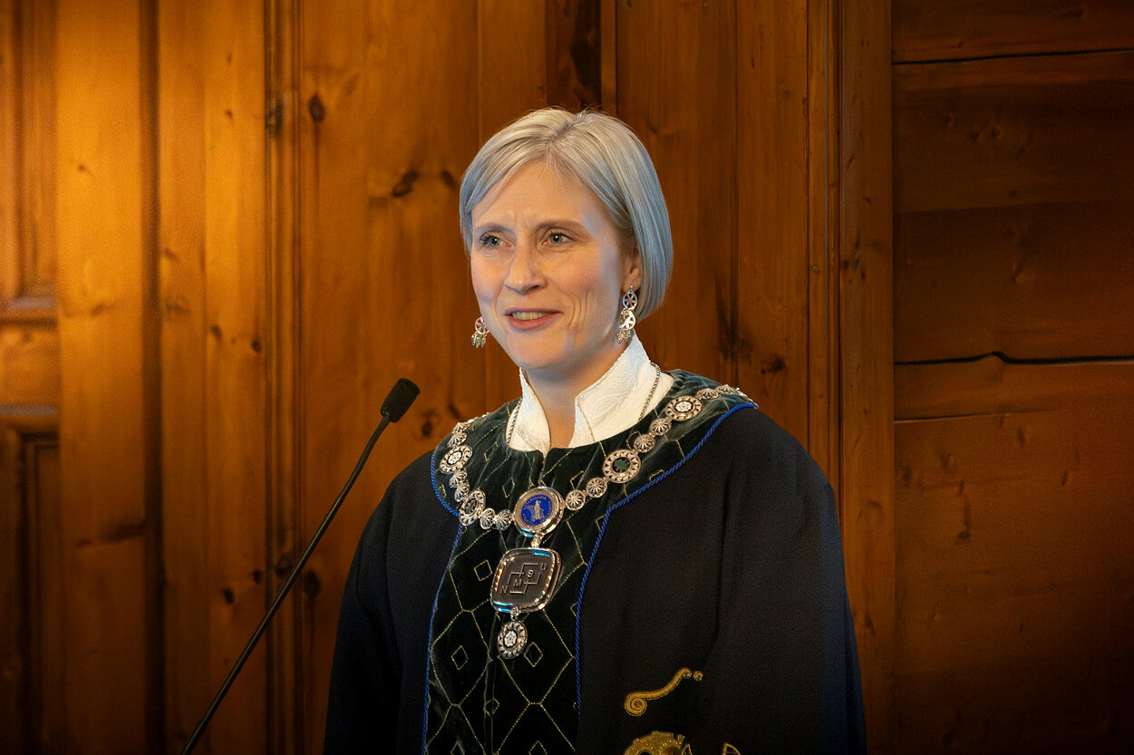 Rektor Siri Fjellheim med rektorkappe og rektorkjede, fotografert på egen rektorinnsettelse.