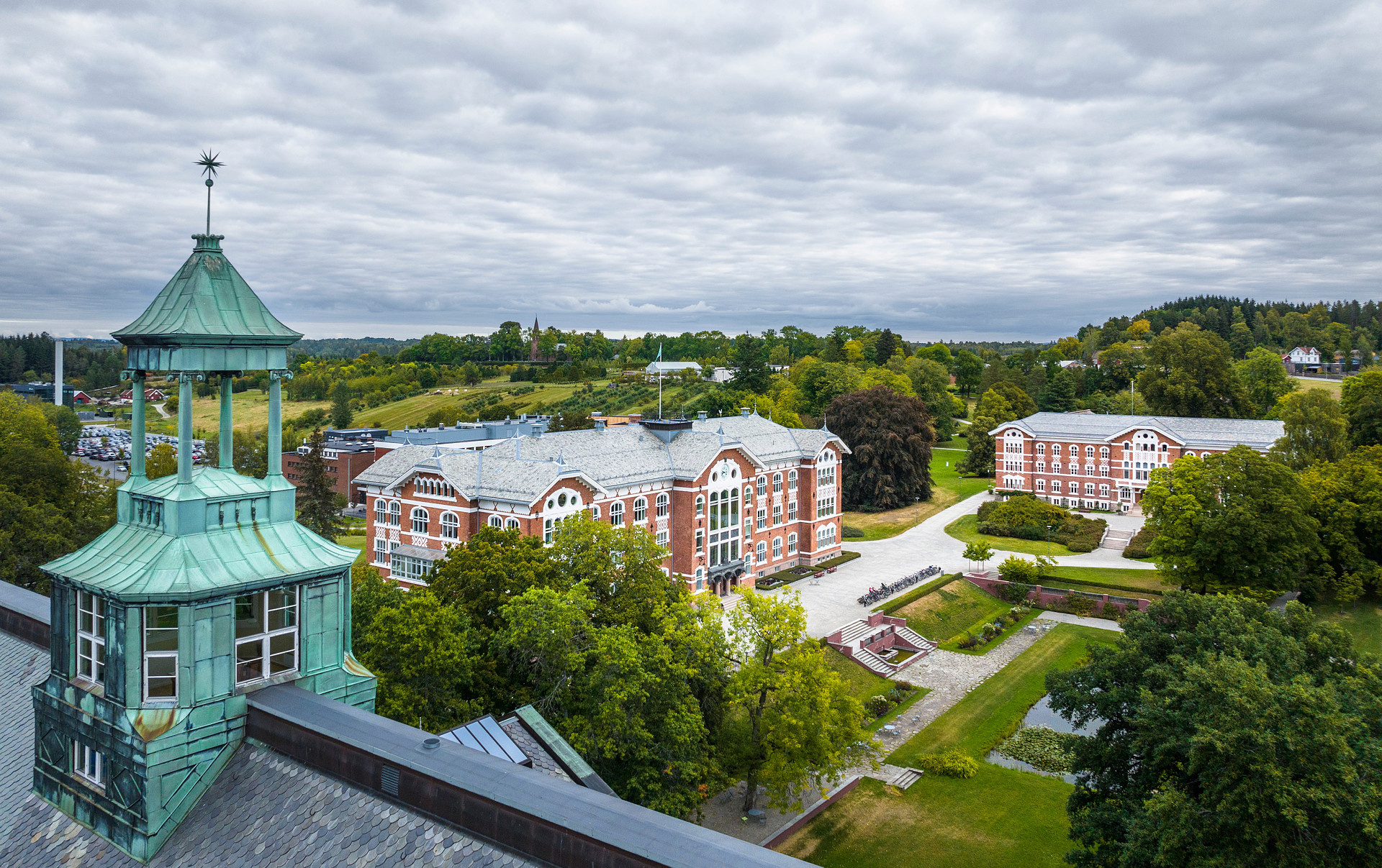 Bilde av NMBUs campus tatt fra Tårnrommet i Tårnbygningen, med utsikt til Urbygningen og Cirkus