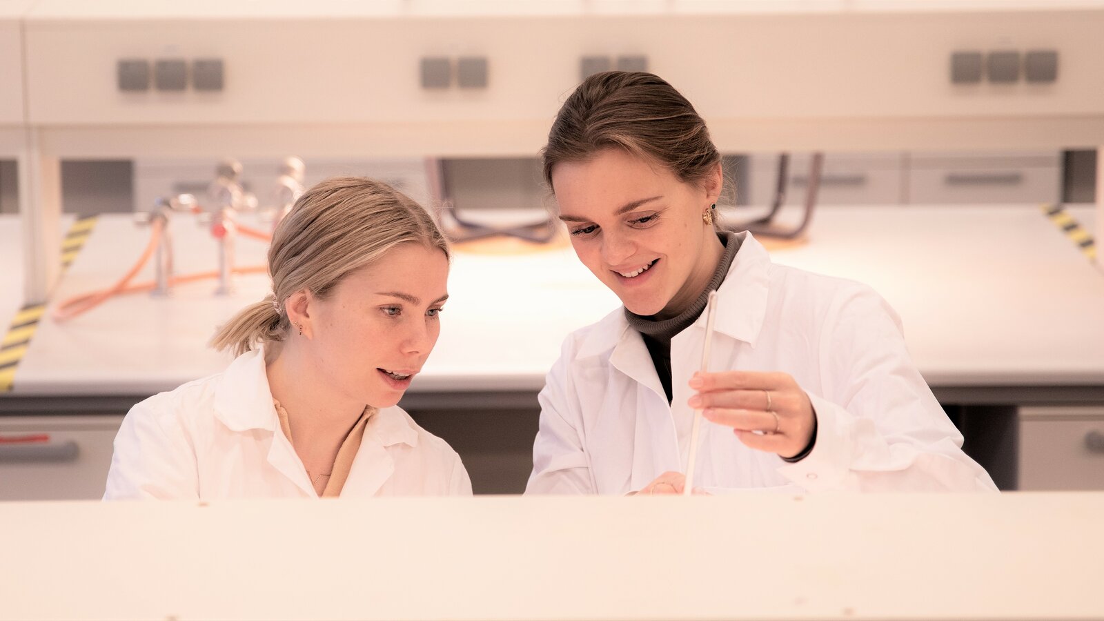 To studenter i bioteknologi samarbeider på laboratoriet på NMBU