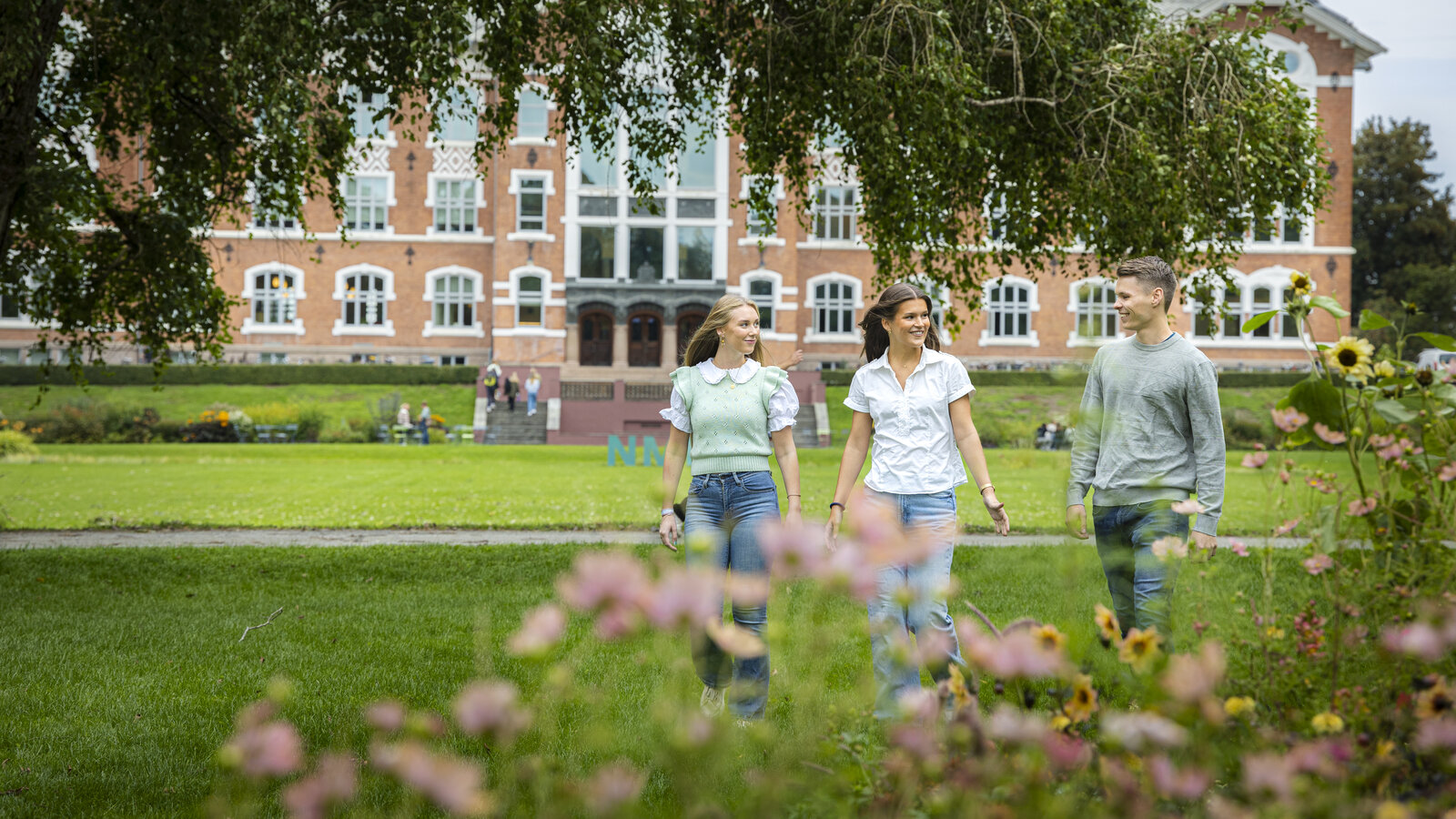 Studenter som går ved Viftebedene med Urbygningen i bakgrunn