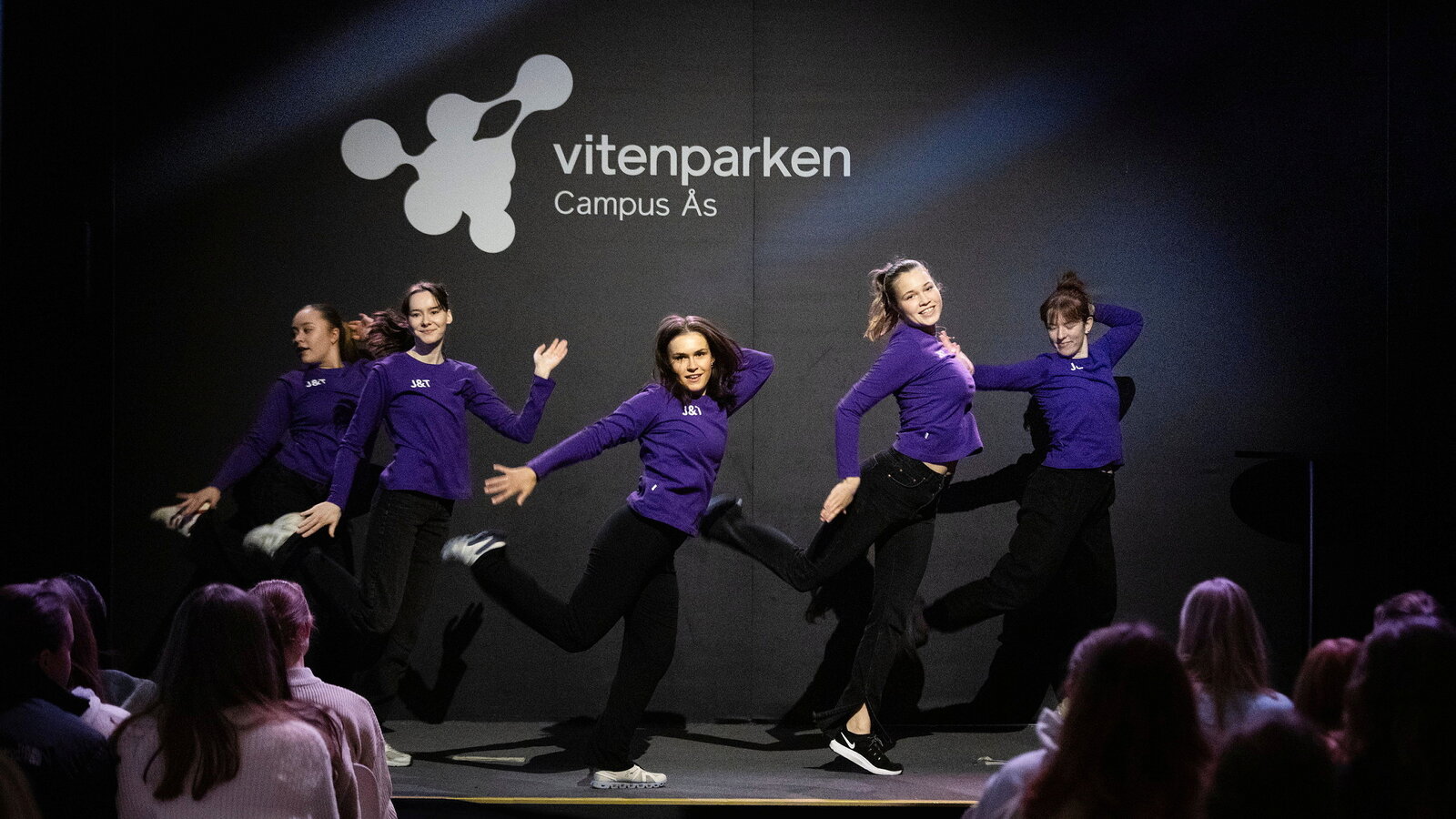 Jenter som danser på scene