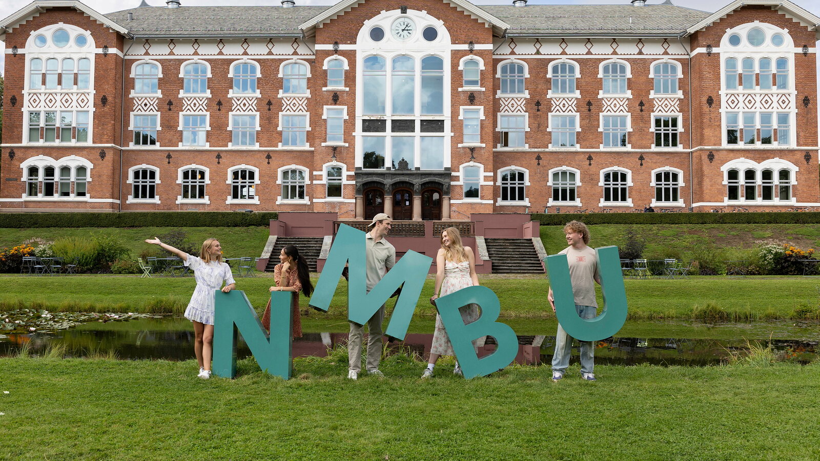 Studenter fremfor Ur-bygningen