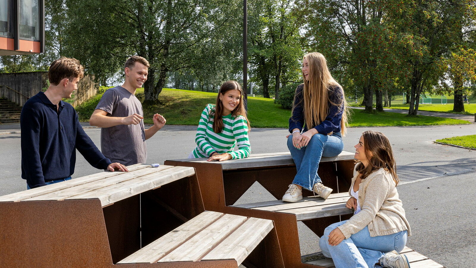 Fotografert august 2024.
Studentambassadører fotografert en augustdag på campus Ås, ved Storplenen, Universitetstunet, bak Meierimuseet og utenfor Audmax. 
Bildene er til bruk i rekruttering, og alle personene på bildene har gitt tillatelse til bruk.