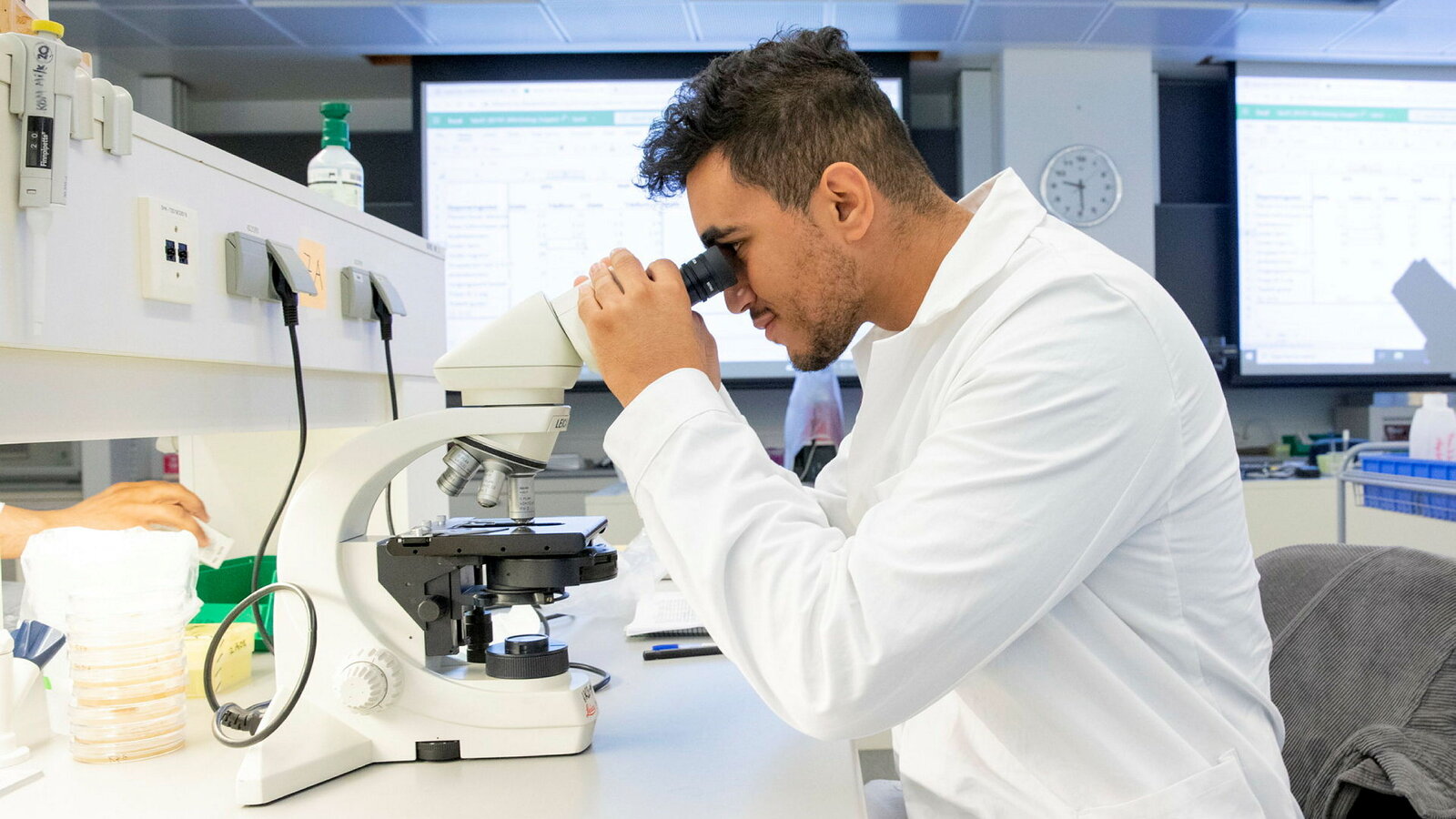 KBM studenter i øvelse i Bioteknologibygningen på NMBU ,	Genetikk med førsteårsstudenter på lab med Geir Mathiesen