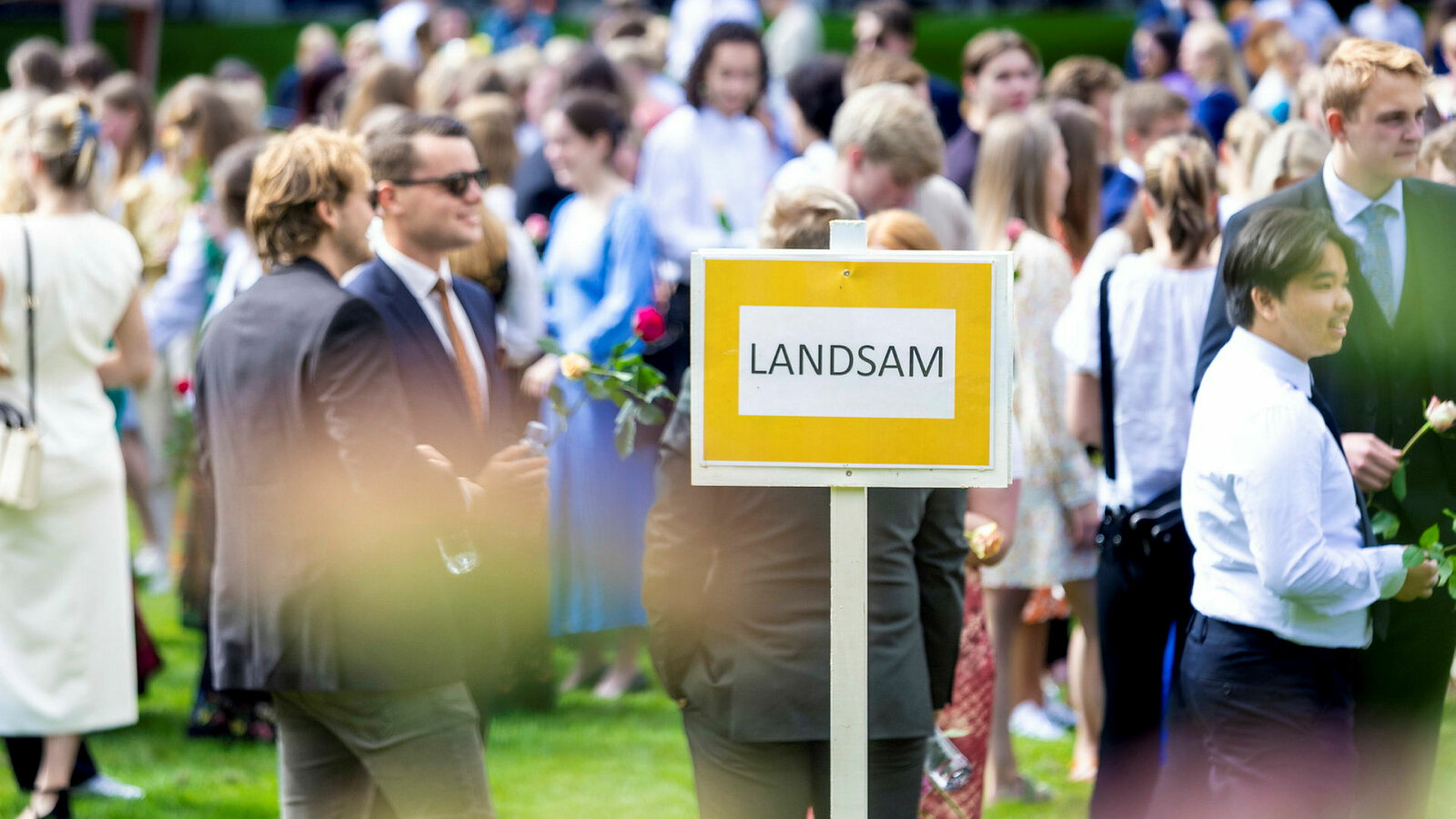 Immatrikulering ved NMBU er en tradisjonsrik begivenhet.
Mottakelsen av våre nye studenter på Storeplenen  foran Urbygningen på campus.
Åsblæst’n spiller,  Taler og hilsener til studentene, Roseseremoni og pilekoret Ivar.