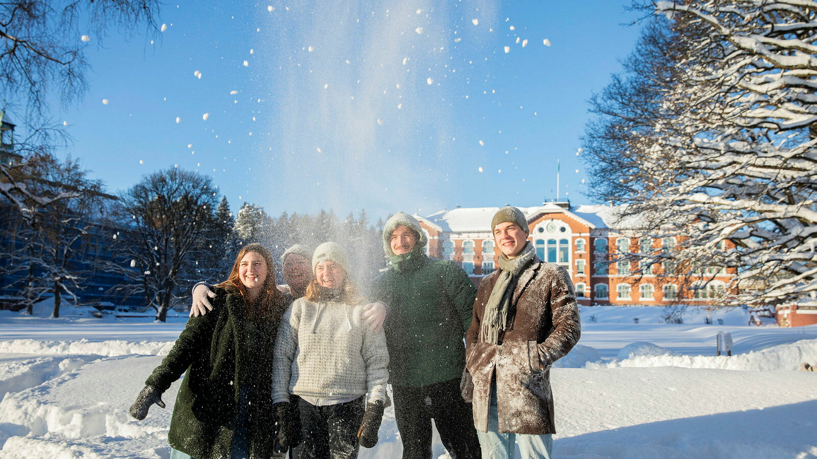 Fotografert januar 2024.
Studentambassadører fotografert en solfylt vinterdag på campus Ås, ved Storplenen og Meierikrysset.
Bildene er til bruk vedrørende rekruttering og i studiepresentasjon.
Alle personer på bildene har gitt tillatelse til bruk.