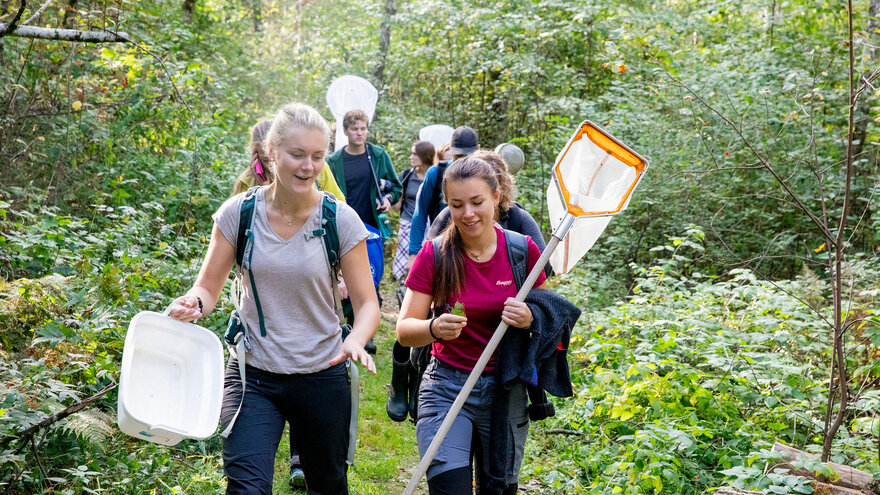 MINA-studenter i felt ved Syverudbekken. Foto: Håkon Sparre. 