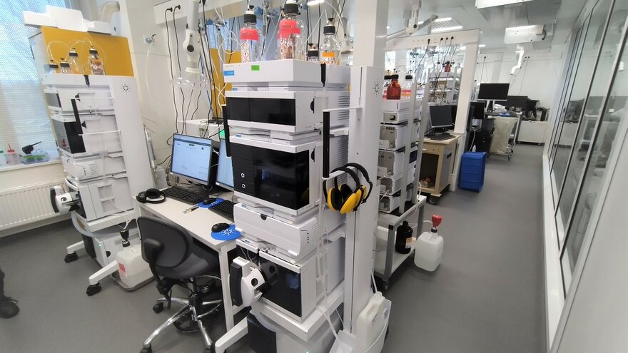 Avanserte instrumenter i stort rom på laboratorium