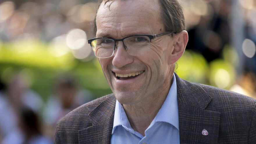 Espen Barth Eide smiler og ser fornøyd ut.