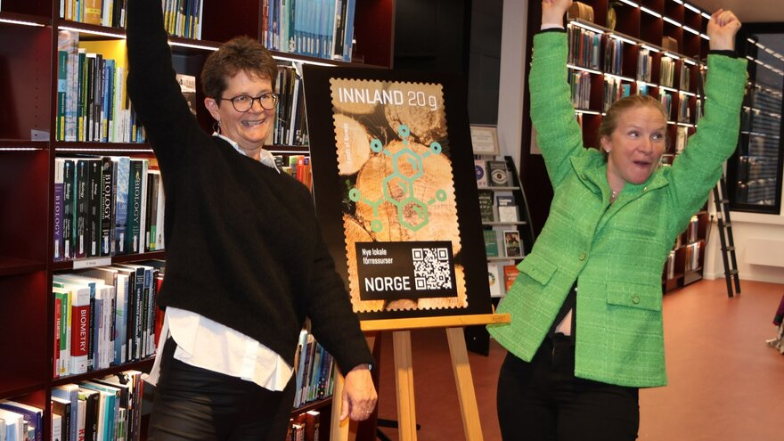 Margareth Øverland og Mari Sundli Tveit jubler, begge fornøyde med frimerkemotivet