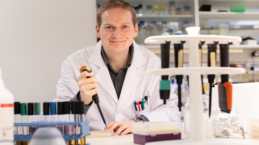 Thomas F. Oftedal ved Fakultet for kjemi, bioteknologi og matvitenskap i laboratoriet. 