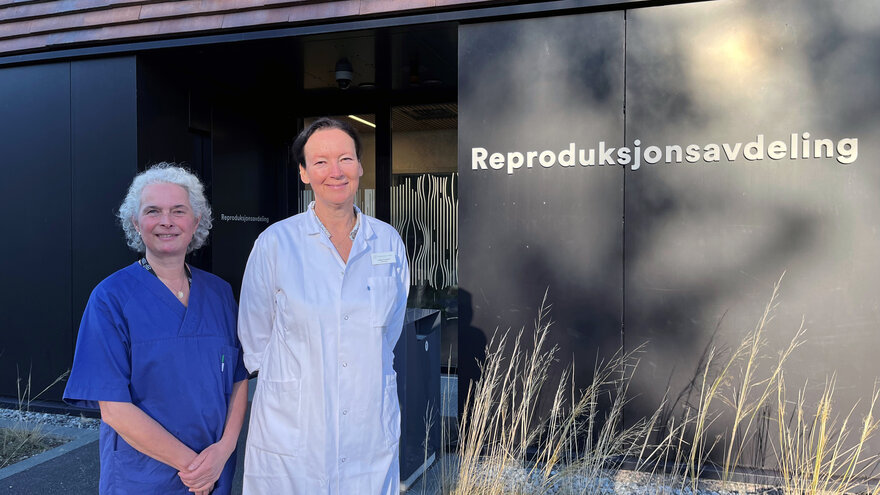 Dyrepleier Charlotte Hellum Wedel-Jarlsberg og veterinær og fødselslærespesialist Vibeke Rootwelt foran inngangen til reporduksjonsavdelingen ved Dyresykeshuset - smådyr.