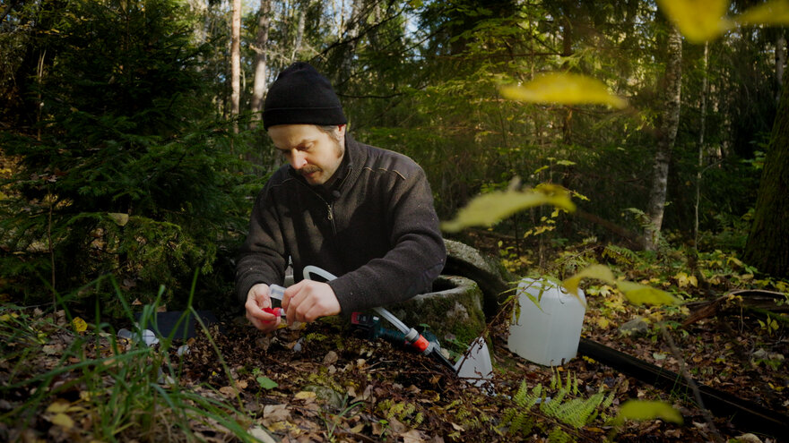 Aleksander har med seg elektrodar for måling av pH og leiingsevne samt trakt, sprøyte og røyr for å samle prøvar til analysar på lab.