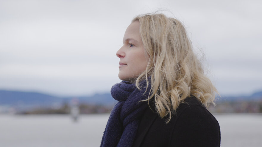 Charlotte Marie Trovaag ser utover Oslofjorden.