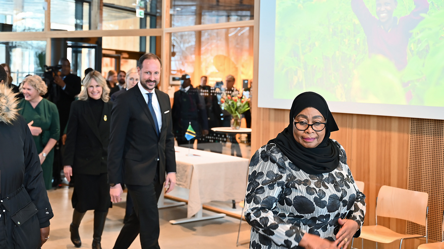 Oslos ordfører Anne Lindboe, Hans kongelige Høyhet kronprins Haakon Magnus og Tanzanias president Samia Suluhu Hassan går inne på Klimahuset på Tøyen