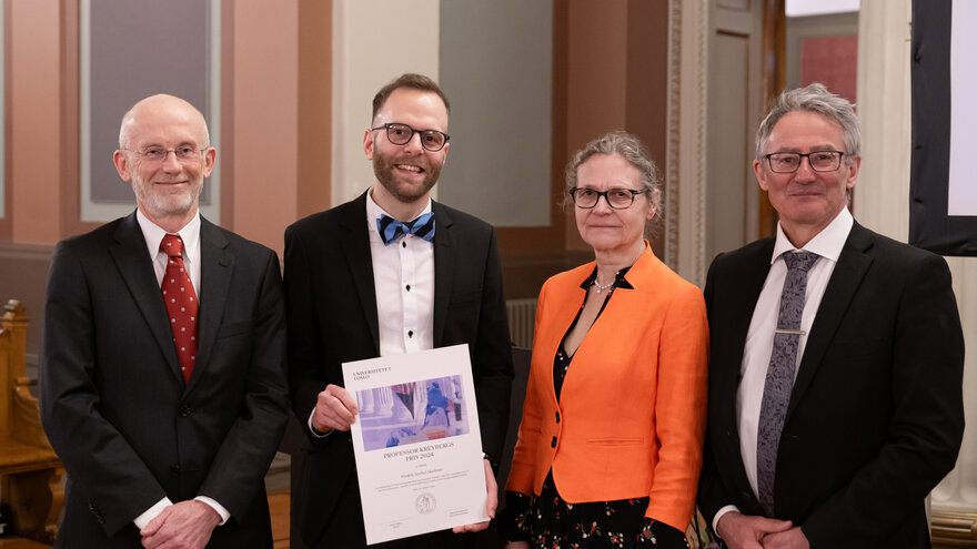 Fredrik Strebel Skedsmo med diplomet for prisen han har vunnet, sammen med sine veiledere Arild Espenes, Karin Hultin Jäderlund og Michael A. Tranulis