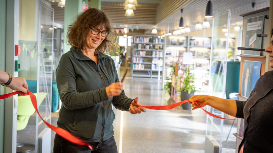 Tone Birkemoe klipper snoren på Universitetsbiblioteket Sørhellinga.