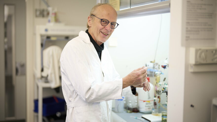 Professor Lars Bakken i arbeid på laboratoriet