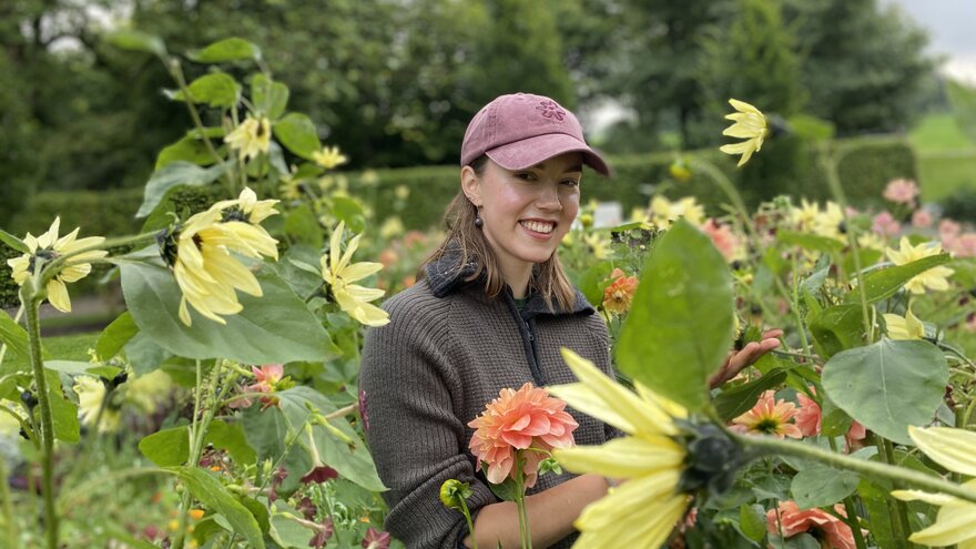 Camilla Svarverud, lærling og ansvarlig for sommerblomstene i viftebed 2024