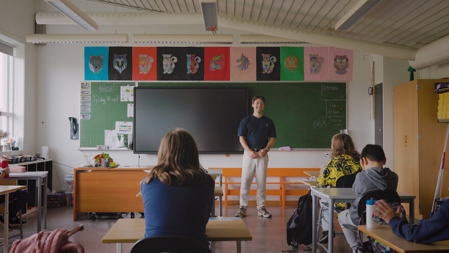 NMBU alumn Sindre Nyborg i klasserommet 