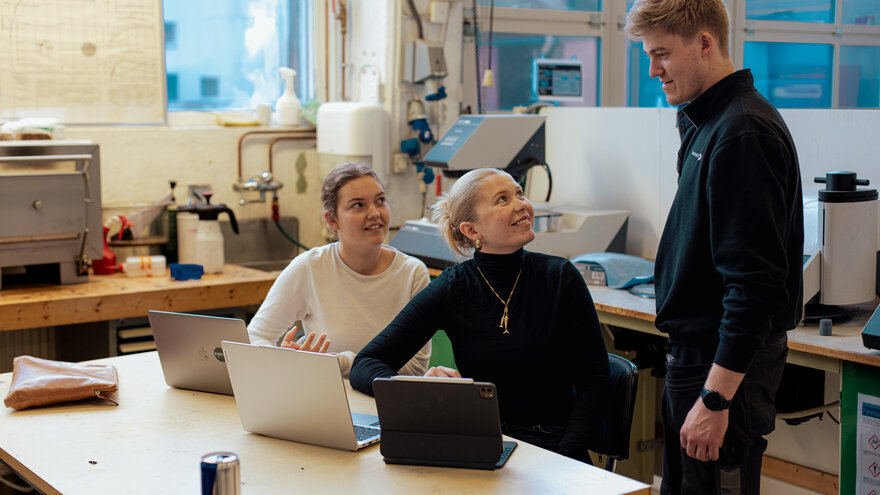 Kornelia Rapp (Project Manager) og Eira S. Bakstad (Marketing Manager) på Helixs verksted sammen med Aksel Gundersen (Mechanical & Production Manager)
