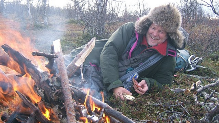 Øystein Holand foran bålet i reinland et sted