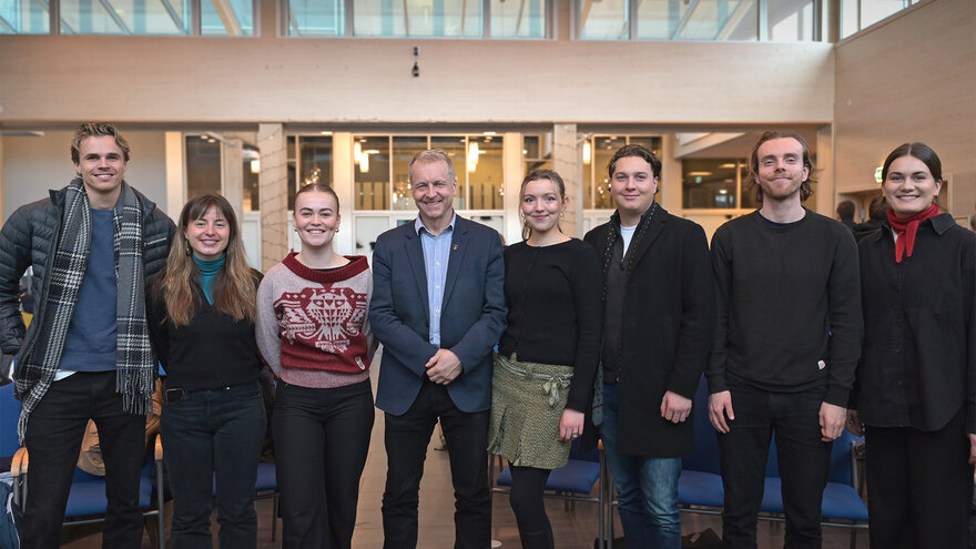 Gruppebilde, studenter fra NMBU sammen med ordfører i Indre Østfold kommune
