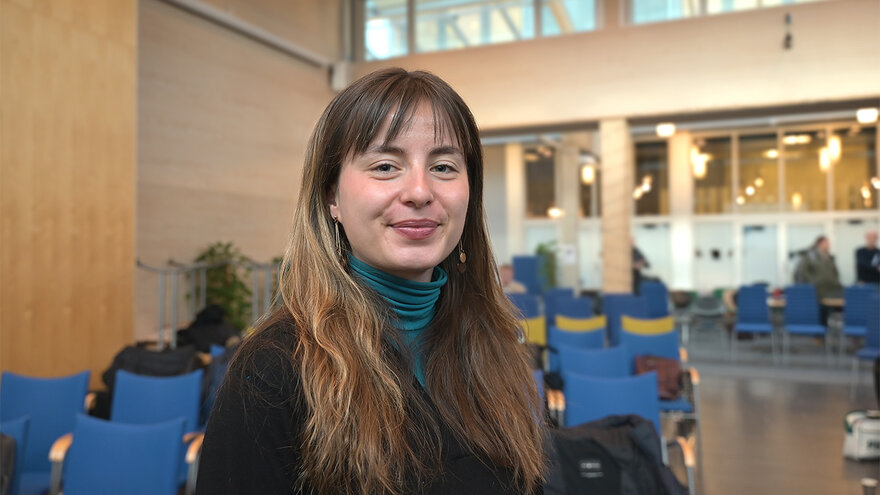 Portrett av student Hanna, i kommunesalen