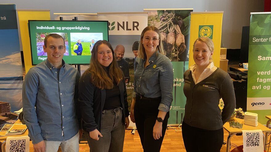 Hedda på stand med kolleger og andre i landbruksnæringen