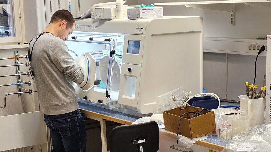 Lars Jordhøy Lindstad i arbeid på laboratoriet på NMBU