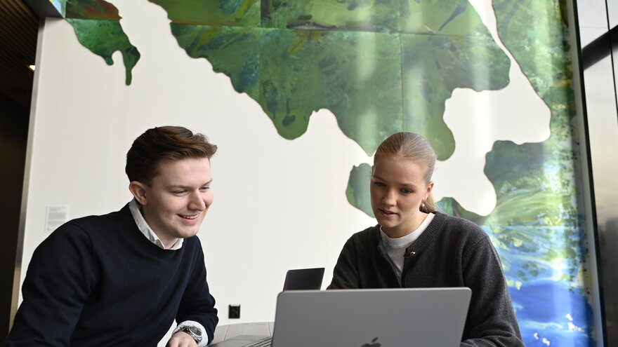 Scott og Ida ved PC
