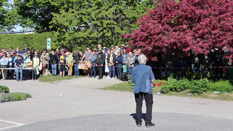 Gry står foran alle kundene som er bak sperrebåndet