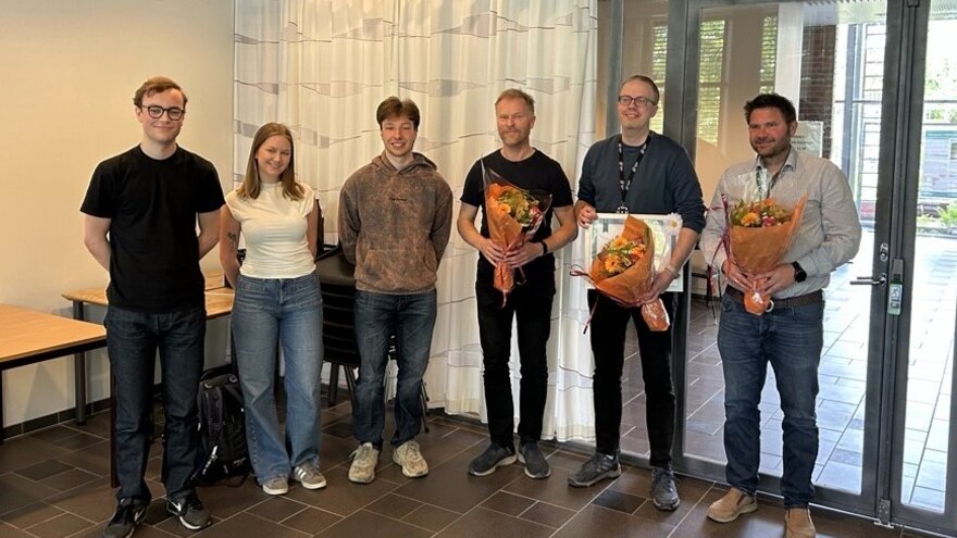 Fra tildelingen 14. mai i Biblioteket i Bioteknologibygningen. Fra venstre: representanter fra studentrådet Borgar Sandtrø, og de tre nominerte: Harald Carlsen, Morten Kjos og Åsmund Røhr Kjendseth. 