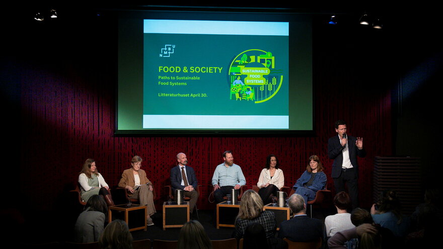Food & society
Path to sustainable food systems
Litteraturhuset Oslo 30th of april

Denne dagen møttes  forskere og eksperter fra NMBU.
Hovedtaler er matsystemsforskeren Dr. Kate Schneider, fra Johns Hopkins
University Washington DC. Hun presenterer 