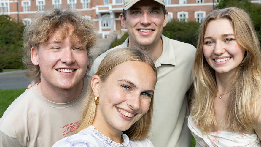 Fotografert august 2024.
Studentambassadører fotografert en augustdag på campus Ås, ved Cirkus. 
Bildene er til bruk i rekruttering, og alle personene på bildene har gitt tillatelse til bruk.
