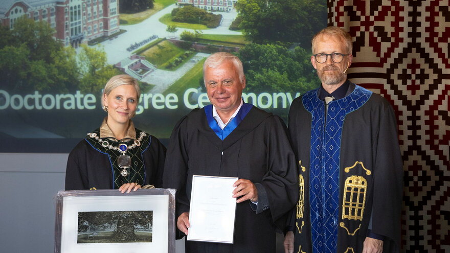 Rektor Siri Fjellheim, Professor Valery Alexandrovich Kashparov og prorektor for forskning Finn-Arne Weltzien.Utnevnelsene fant sted i forbindelse med tiårs jubileumsmarkeringen for NMBU den 5. september 2024.Utnevnelsene fant sted i forbindelse med tiå