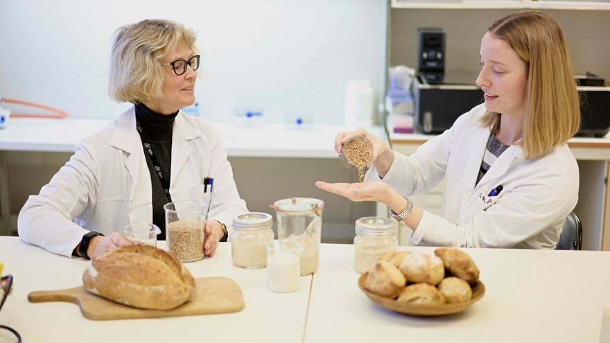 Bilde av stipendiat ved KBM, Tora Asledottir, og professor Hilde Marie Østlie på laboratorium