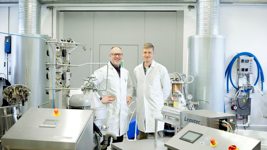 Førsteamanuensis Bjørge Westereng og stipendiat Phillip Bergers
På Bioraffineri har NMBU en rekke av industrielt relevant utstyr tilgjengelig for prosessering av forskjellige biomaterialer. For eksempel en 2-phase separator (venstre), en dekanter sentr