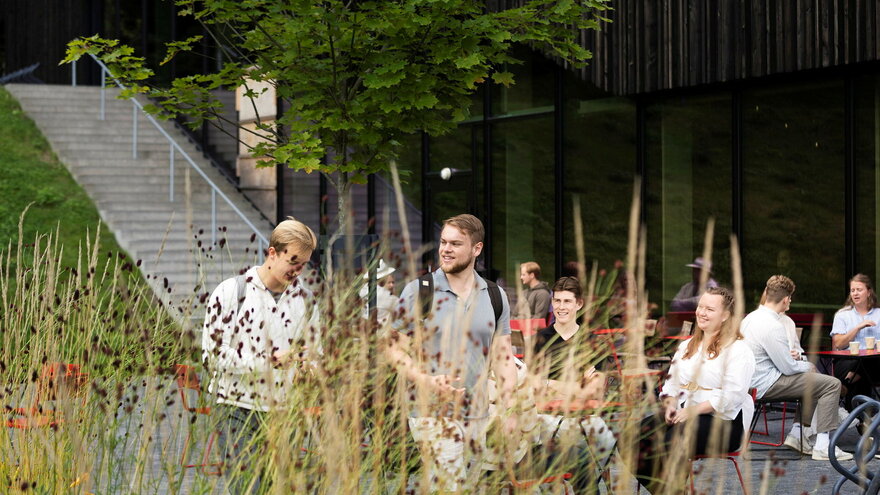 Studenter på NMBU fotografert utenfor Bikuben