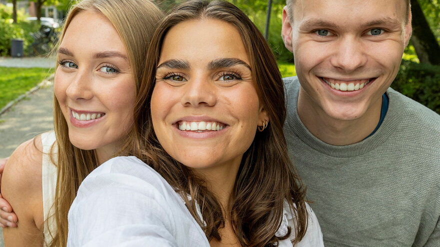 Fotografert august 2024.
Studentambassadører fotografert en augustdag på campus Ås, ved Storplenen, Universitetstunet, bak Meierimuseet og utenfor Audmax. 
Bildene er til bruk i rekruttering, og alle personene på bildene har gitt tillatelse til bruk.