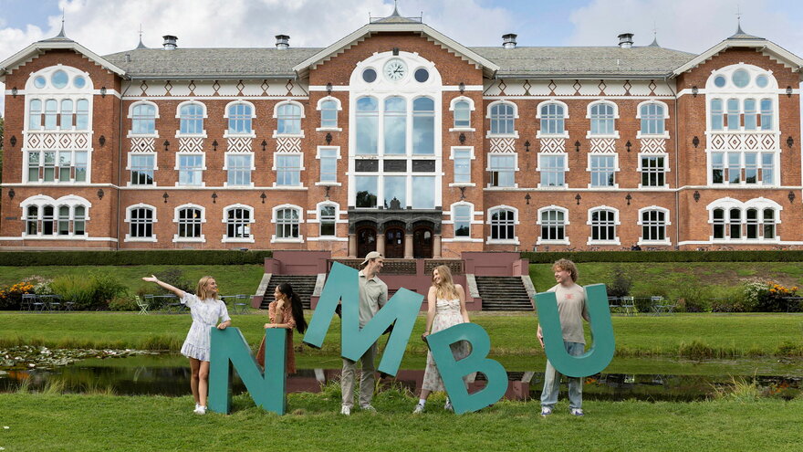 Fotografert august 2024.Studentambassadører fotografert en augustdag på campus Ås, foran Urbygningen. Bildene er til bruk i rekruttering, og alle personene på bildene har gitt tillatelse til bruk.