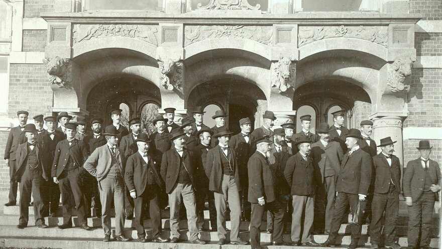 Bildet viser: Studenter foran Urbygningen
