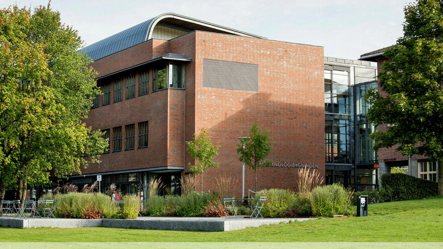 Bildet er tatt i NMBUs parkanlegg på Ås og viser Bioteknologibygningen ( BTB )