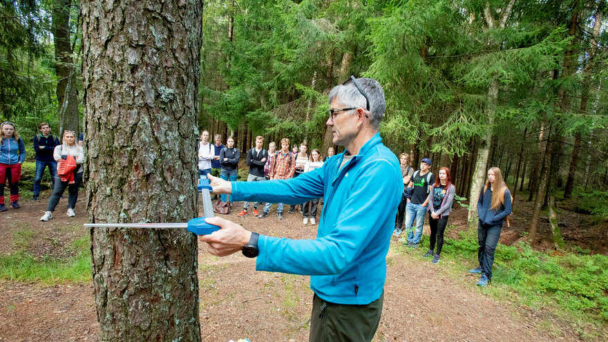 Bildet er tatt i forbindelse med undervisning av nye studenter i skogfag  ved NMBU som er  i felt på Åsmåsan i Ås