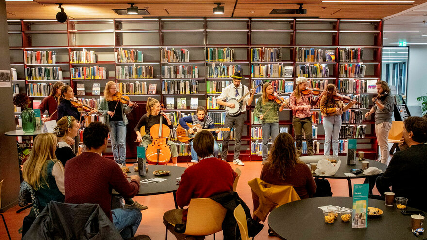 Flatlusa spelemannslag holdt den 13. oktober 2021 minikonsert i universitetsbiblioteket på NMBU