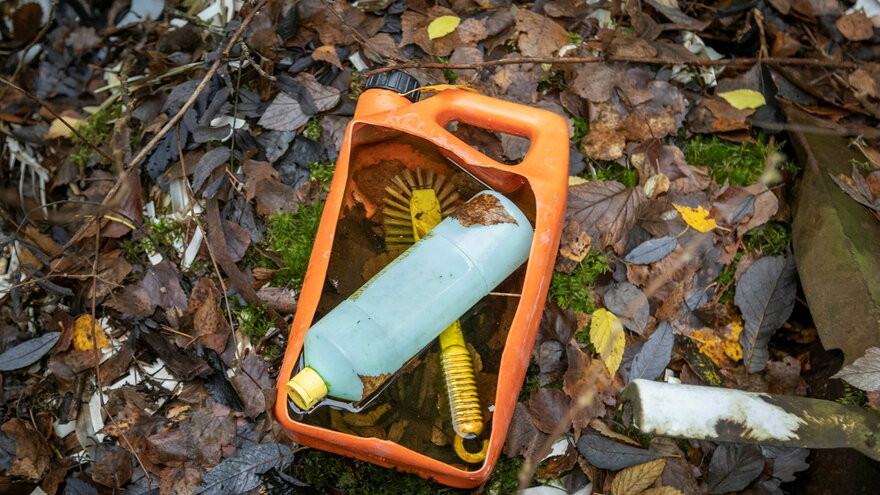 Tannbørster og plast fra produksjon som Jordan dumpa i skogen i Åsnes på 1970 og 1980 tallet er nå en del av et forskningsprosjekt hos NMBU.
Bildene viser innsamling av prøver til forskning for å bryte ned og gjenvinne plastavfall gjennom naturlige 