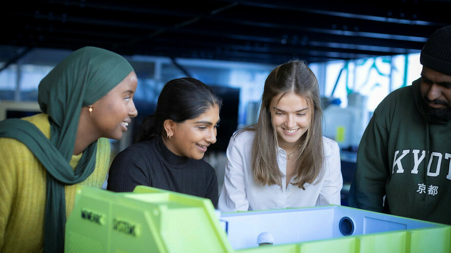 Bildene er av studenter og ansatte i lokalene til Eik Lab.
Samtlige personer på bildene har gitt samtykke til bruk av bilder ifm. presentasjon av Eik Lab og NMBU. 
(Alle fotos er produsert i mars 2023.