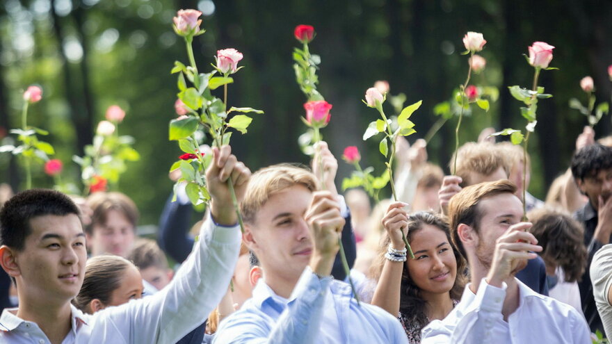 Immatrikulering ved NMBU er en tradisjonsrik begivenhet.
Mottakelsen av våre nye studenter på Storeplenen  foran Urbygningen på campus.
Åsblæst’n spiller,  Taler og hilsener til studentene, Roseseremoni og pilekoret Ivar.