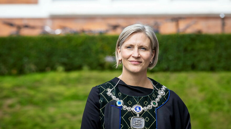 Siri Fjellheim
Rektor NMBU

Rektor og universitetsstyret
Rektoratet

Bildet er tatt i forbindelse med Immatrikuleringen 2023