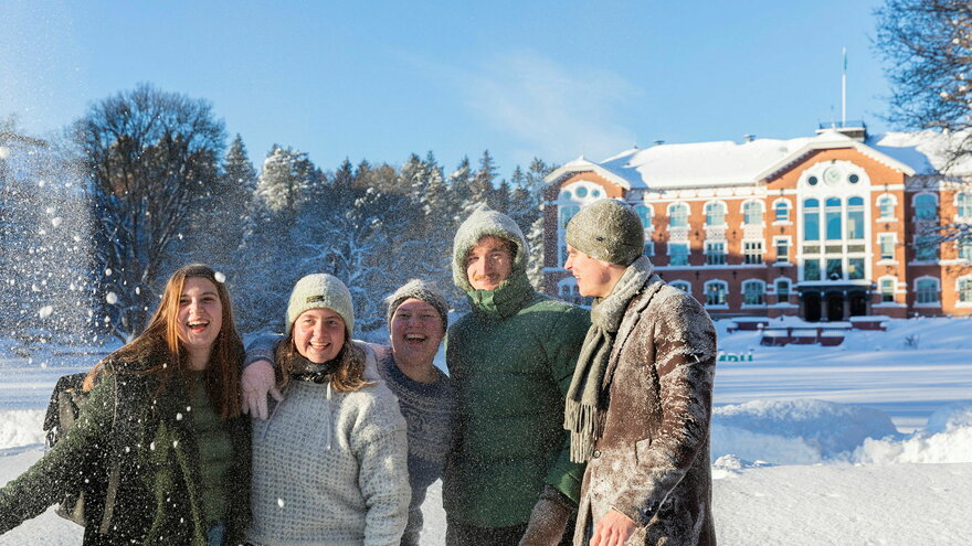 Fotografert januar 2024.
Studentambassadører fotografert en solfylt vinterdag på campus Ås, ved Storplenen og Meierikrysset.
Bildene er til bruk vedrørende rekruttering og i studiepresentasjon.
Alle personer på bildene har gitt tillatelse til bruk.